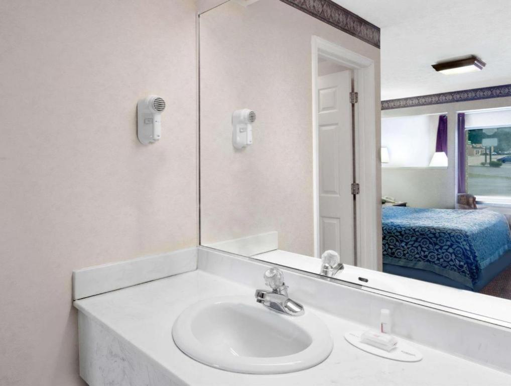 Days Inn By Wyndham Morristown Bagian luar foto